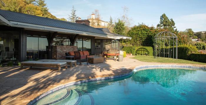 Почему Илон Маск продал все свои особняки, и где он живет сейчас?