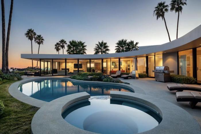 Почему Илон Маск продал все свои особняки, и где он живет сейчас?