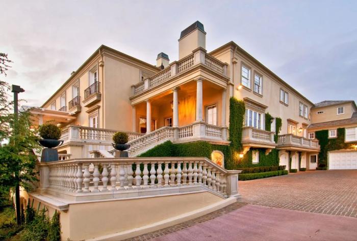 Почему Илон Маск продал все свои особняки, и где он живет сейчас?