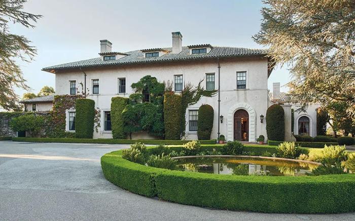 Почему Илон Маск продал все свои особняки, и где он живет сейчас?