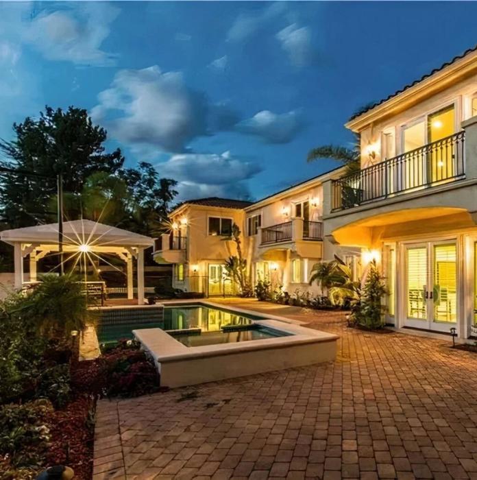 Как Снуп Догг инвестирует в недвижимость: от особняков в Калифорнии до земель в метавселенной